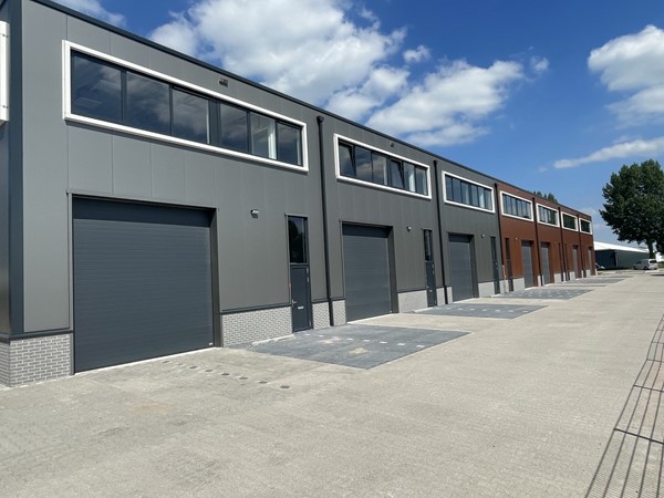 De Noorddammerweg 109-01 t/m 109-14 te Amstelveen betreft een zeer representatieve nieuwbouwlocatie. De 14 energiezuinige bedrijfsruimtes worden in verschillende formaten te huur aangeboden. 